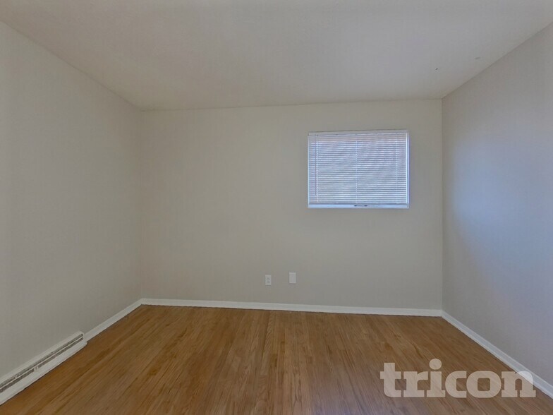 Building Photo - 5674 W Chestnut Ave