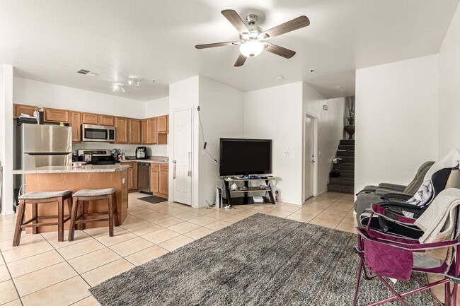 Building Photo - Adorable townhome in Phoenix!!