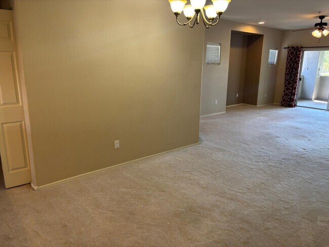 Building Photo - 7401 W Arrowhead Clubhouse Dr