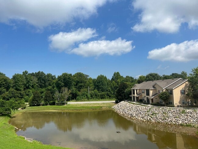 Building Photo - 3Bed/2Bath Available September 2025!