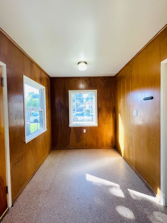 Building Photo - 482
