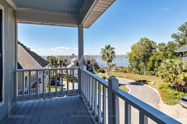 Building Photo - Charming 3-Level Home with Water Access in...