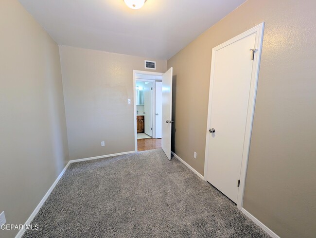 Building Photo - 612 Somerset Dr