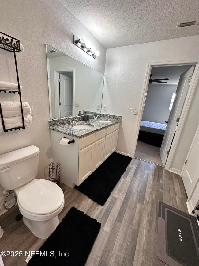 Building Photo - 450 River Hl Dr