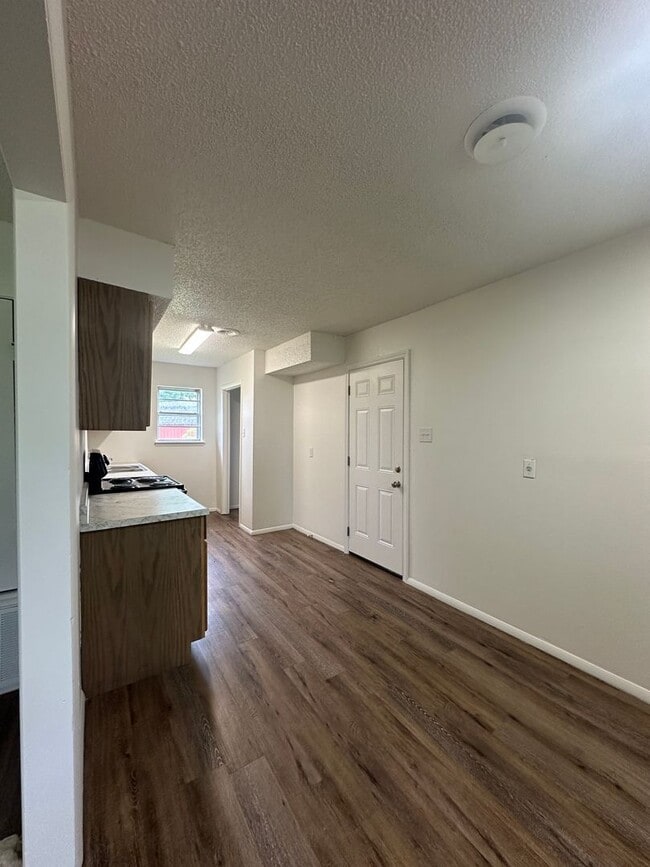 Building Photo - $1300 move-in special