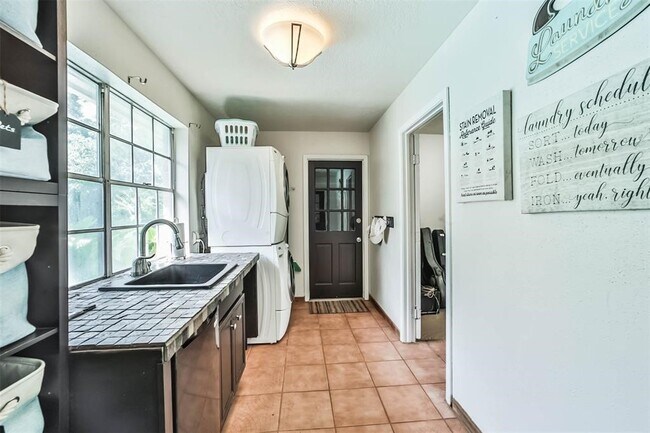 Building Photo - 6911 Sprigg St