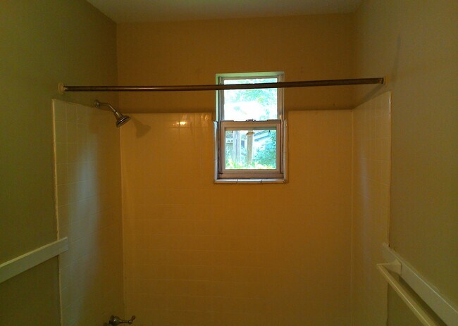 Building Photo - **UPCOMING**East Columbus 3 bedroom/1 bath...