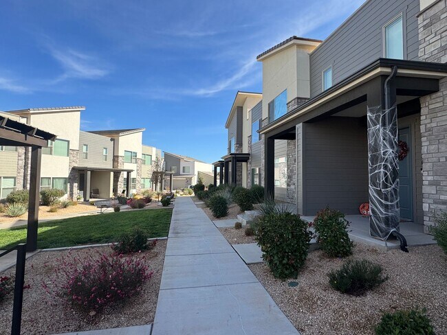Building Photo - Desert Color Townhome!
