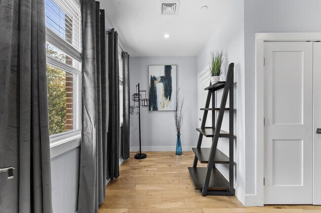 Building Photo - 1011 Bennington St