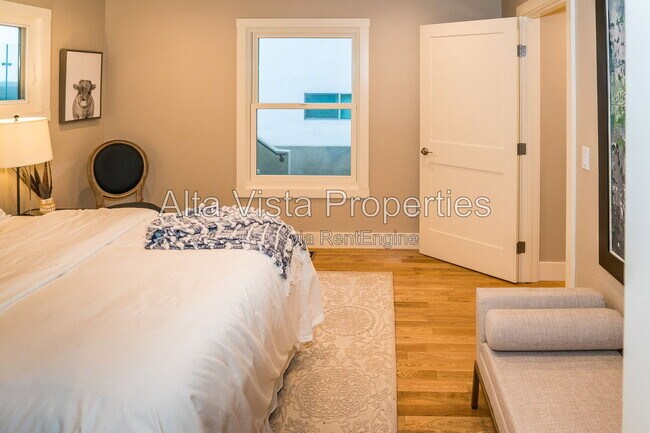 Building Photo - 5606 Dolphin Pl