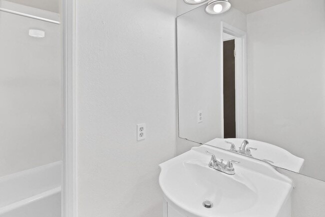 Building Photo - 2 Bedroom Condo near CMU