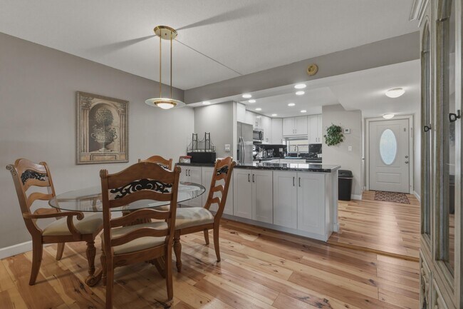 Building Photo - 9420 S Hollybrook Lake Dr