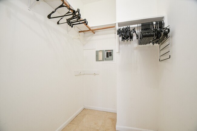 Building Photo - 5150 Hidalgo St