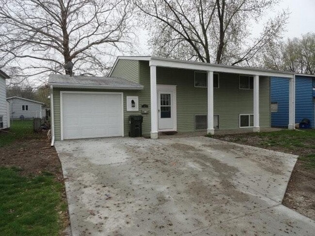 Primary Photo - 4 Bedroom 2 Bath Home Available for Rent i...