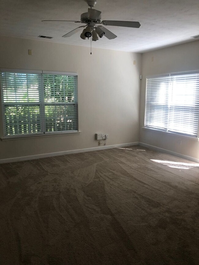 Building Photo - WELL MAINTAINED 2 BEDROOM CONDO