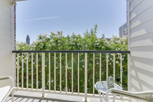 Building Photo - 321 Duke St