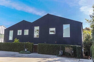 Building Photo - 2022 Blackbirds Way
