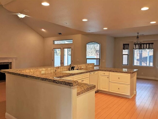 Building Photo - 1043 Diamante Robles Ct