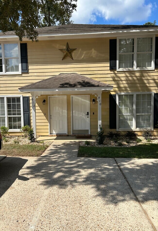 Building Photo - 912 McCay Ave