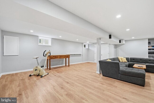 Building Photo - 9420 Lakeside Dr