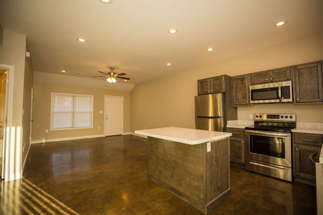 Building Photo - Charming 3 Bedroom, 2 Bath Home in Hilltop...