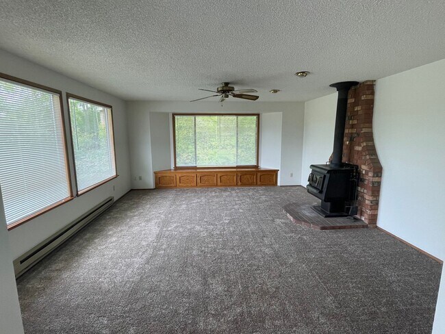 Building Photo - Pet Friendly, Private 3 Bedroom Home