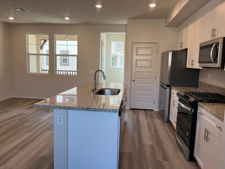 Building Photo - 28019 Oakdale Dr