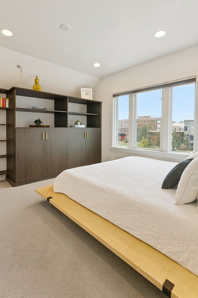 Building Photo - Modern Living in the heart of SLC