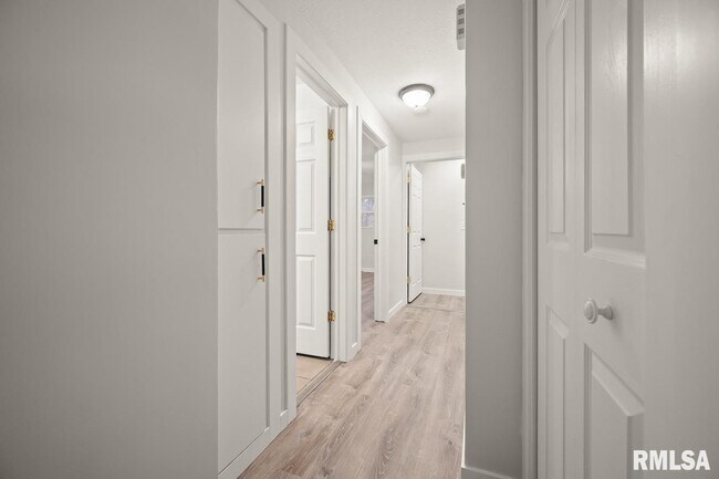 Building Photo - 6822 N Kimberly Dr