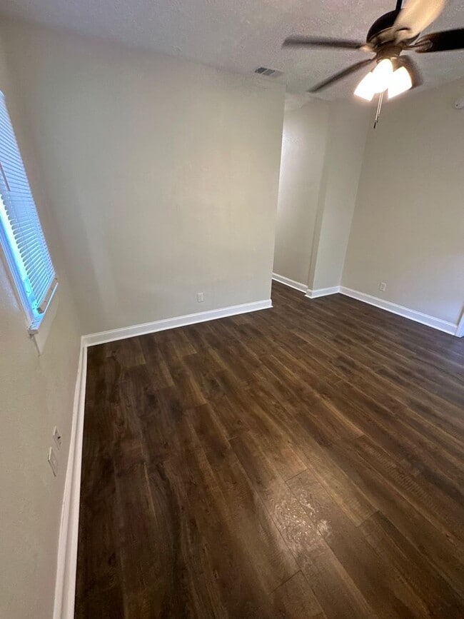 Building Photo - Fully Renovated 4/1-Single Family  Availab...