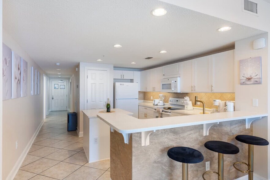 Building Photo - 10811 Front Beach Rd