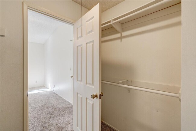 Building Photo - Beautiful End-Unit Townhome Centraly Located