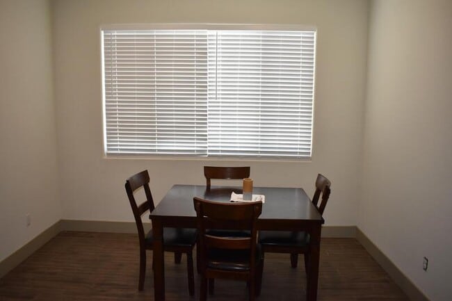 Building Photo - 2446 Bastidas Dr