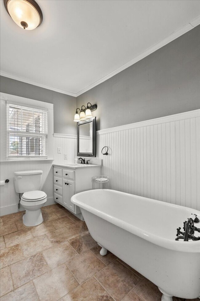 Building Photo - Charming Farmhouse on the West Side of Ath...