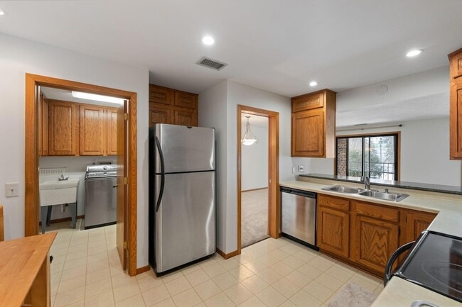 Building Photo - 7200 Cahill Rd