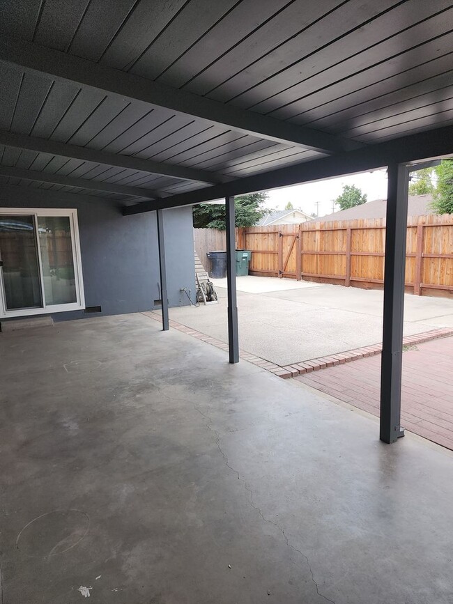 Building Photo - 3 Bedroom 2 bath with 2 car garage off of ...