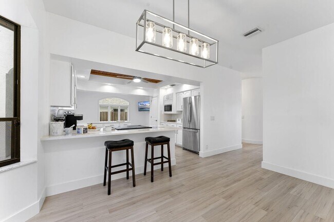 Building Photo - 150 Lucina Dr