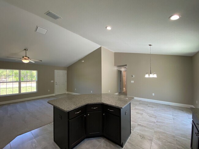 Building Photo - Desirable SW Ocala Neighborhood 4/2/2 *WON'T LAST*