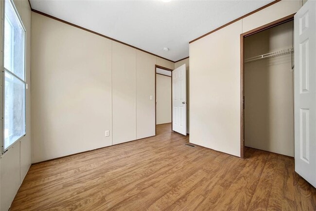 Building Photo - 204 Morris Ln