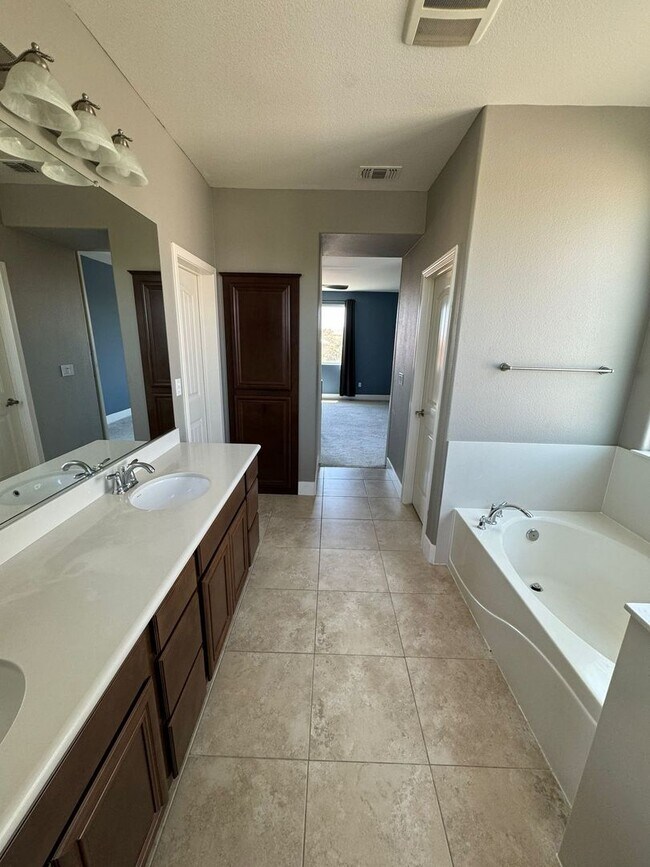Building Photo - Stunning 4/3 in Roseville! 2 Car Garage!
