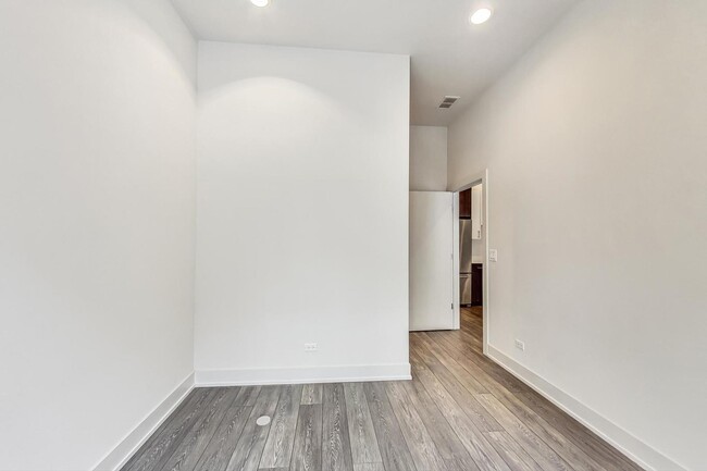 Building Photo - 847 N Larrabee St