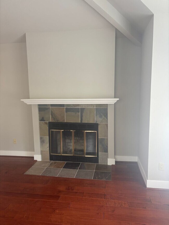 Building Photo - Stunning One-Bedroom Condo in Desirable Co...