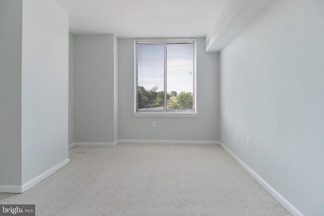 Building Photo - 2220 Fairfax Dr