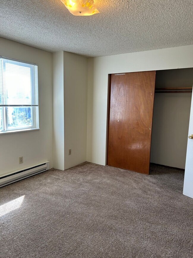 Building Photo - (749) Jackson Square - 2 Bedroom / 1.5 Bathroom Townhome – Albany