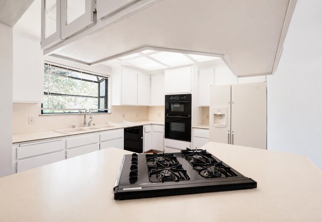 Building Photo - 220 Lilac Ct