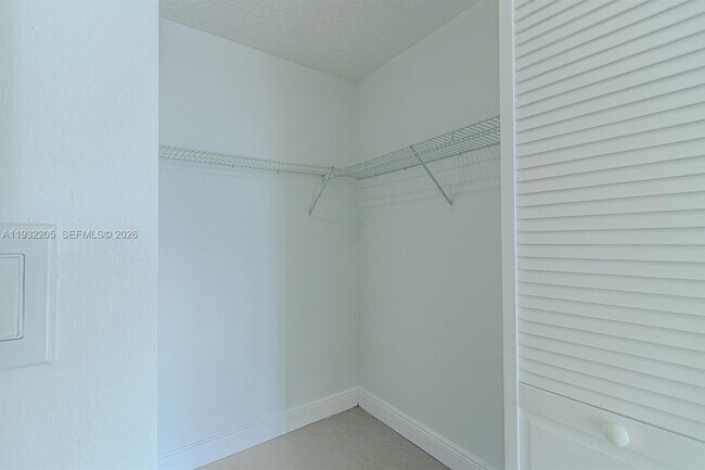 Building Photo - 1000 Parkview Dr