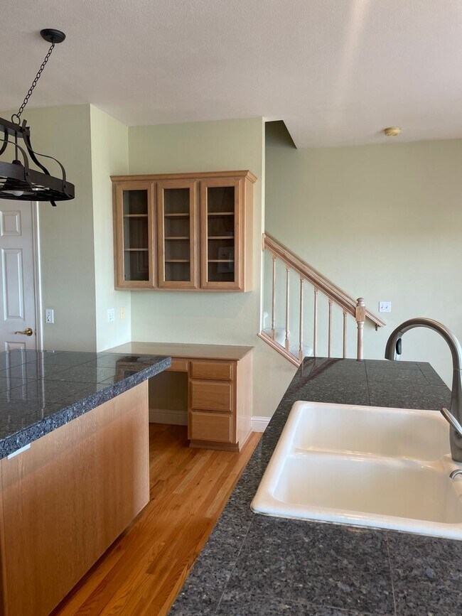 Building Photo - Luxury Living in The Knolls