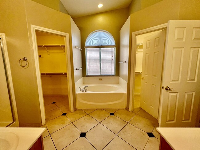 Building Photo - Single Story 3 Bedroom Home with bonus room!!