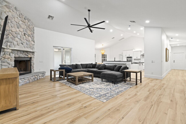 Building Photo - 8135 White Fences Ln