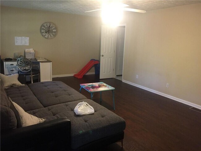 Building Photo - 5516 Pinedale Cir